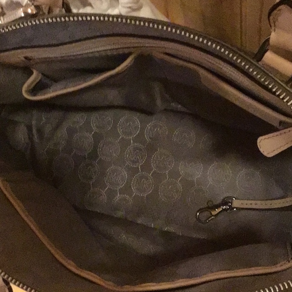 Almost New Only A Few Uses With Original Bag - image 6